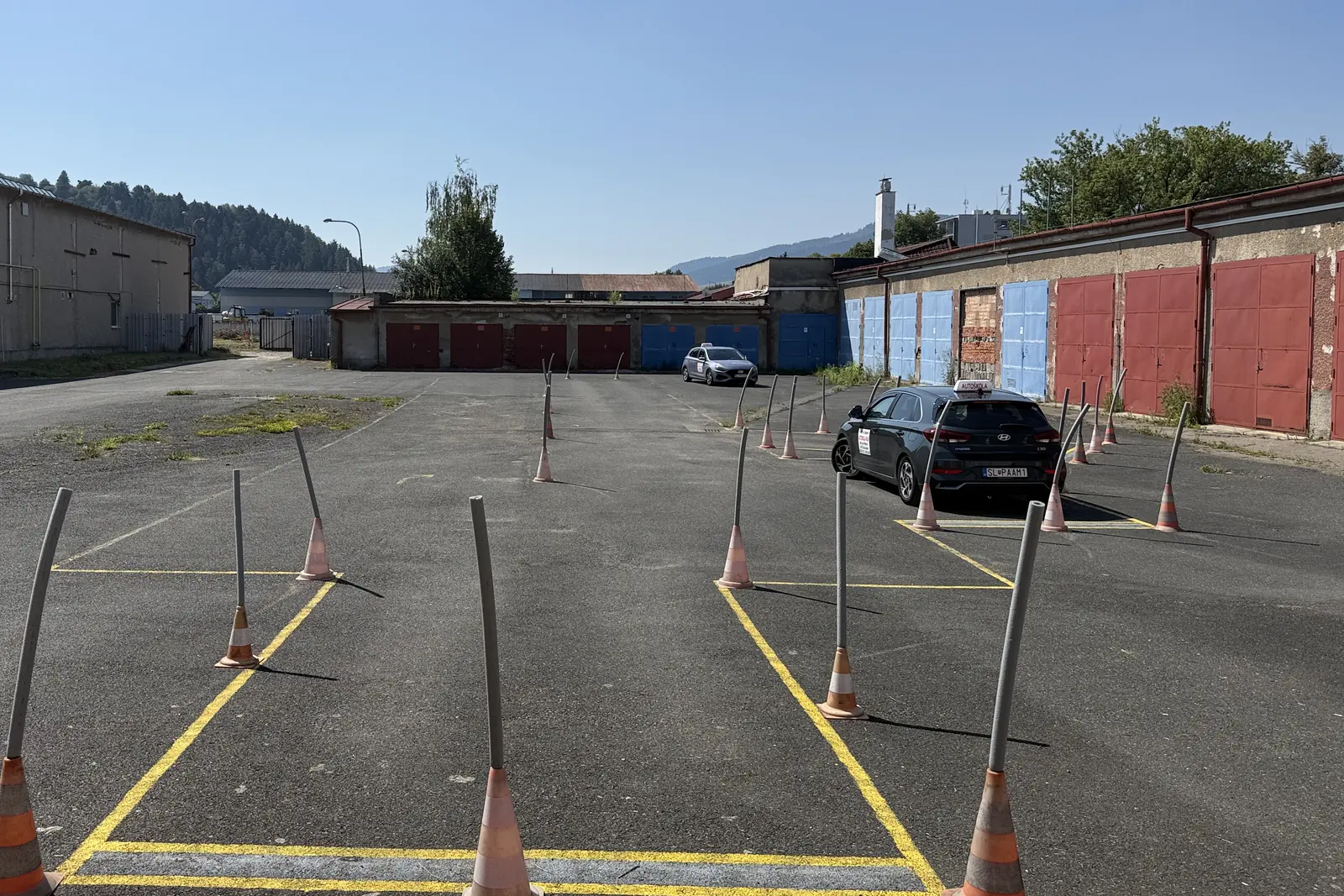 Autocvičisko Autoškoly PAAM — kužele a vodorovné značenie na výcvikovej ploche