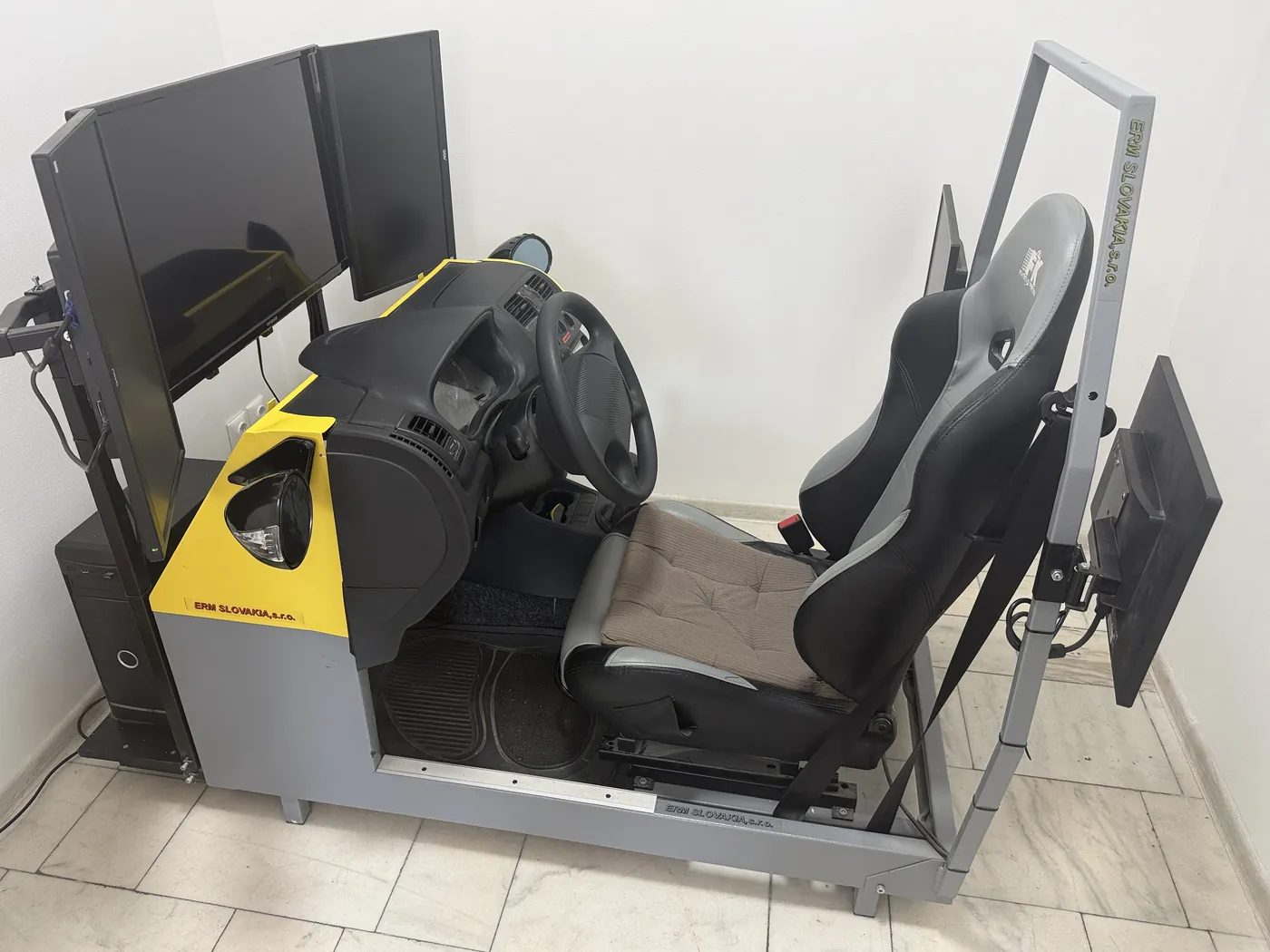 Autotrenažér v učebni Autoškoly PAAM