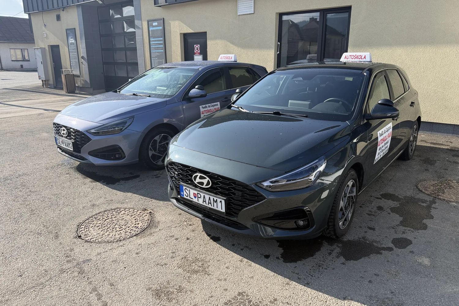 Dve výcvikové vozidlá Autoškoly PAAM s označením AUTOŠKOLA na streche